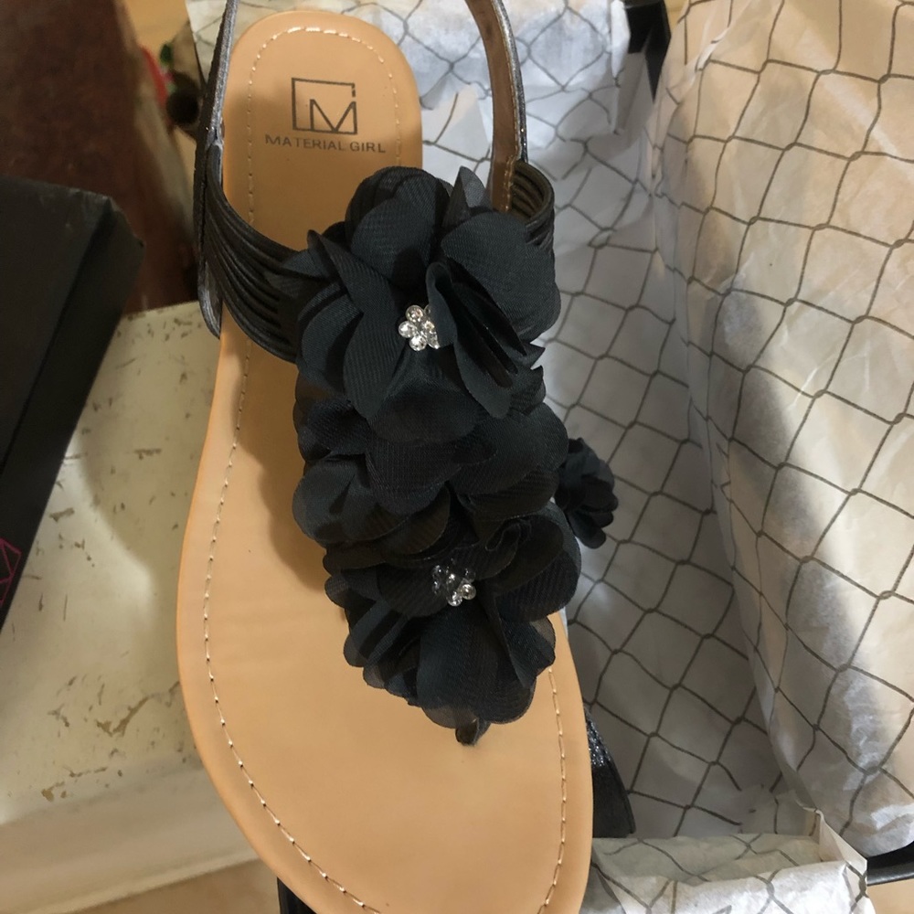Material girl flat thong sandals. Misari.
